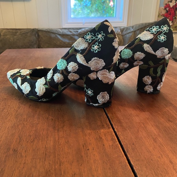 Embroidered pumps. Black with cream, brown and green details. - Picture 4 of 7